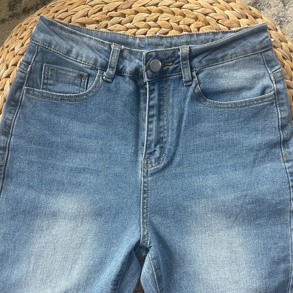 Light Wash Frayed Hem Bootcut jean - Size Small - Picture 3 of 6